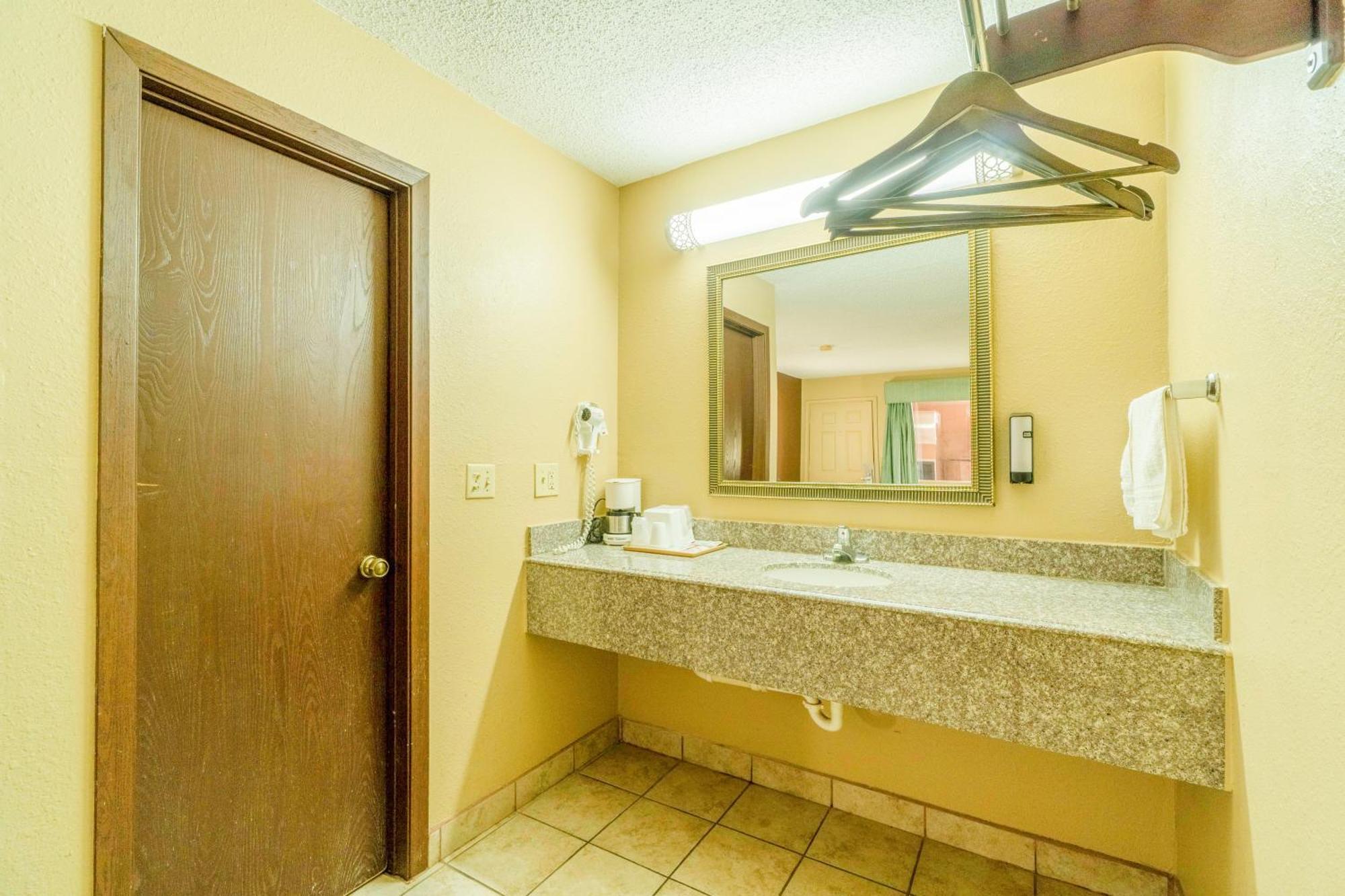 Crown By Oyo Denver Tx Motel