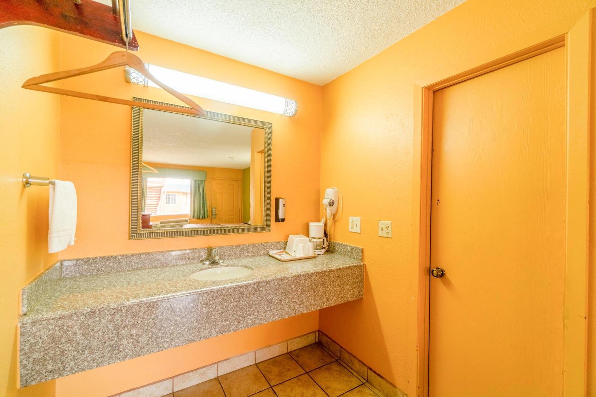 Motel Crown By Oyo Denver Tx 2*